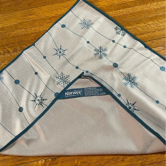 Norwex Stainless Steel Cloth Snowflake Limited Edition NWOT - Picture 3 of 11